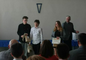 Chłopiec otrzymuje wyróżnienie.