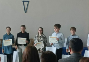 Uczniowie otrzymali dyplomy oraz nagrody.