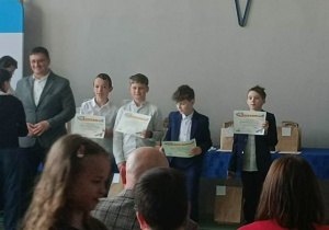 Uczniowie otrzymali nagrody i dyplomy.