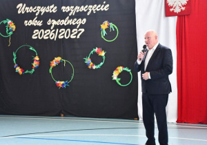 Pan Dyrektor szkoły wita społeczność szkolną.