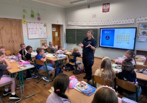 Pani policjantka omawia zasady bezpieczeństwa na drodze.